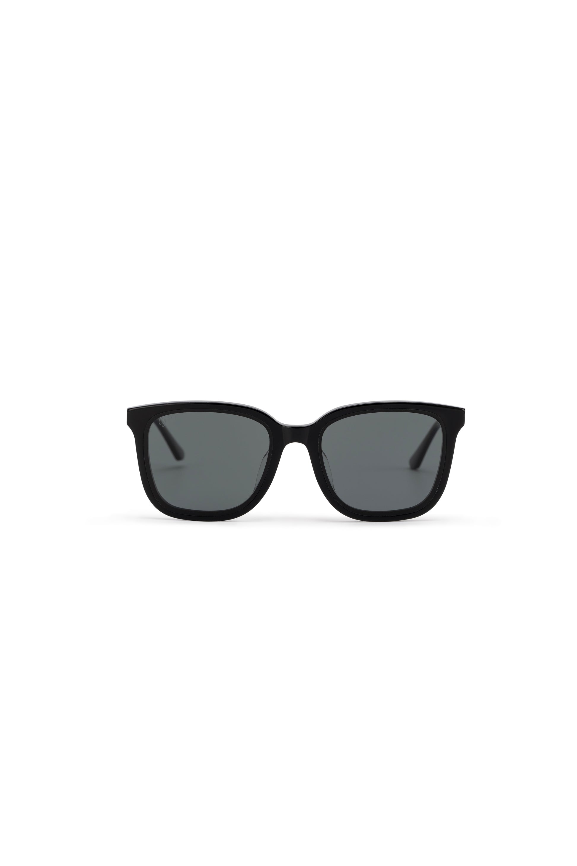 Women with hijab in stylish asian fitting Korean Style sunglasses. A pair of square-shaped, Cat-eye sunglasses with a full plastic frame, Metal temples.Womens Asian fitting Sunglasses. Jade in Rose Gold