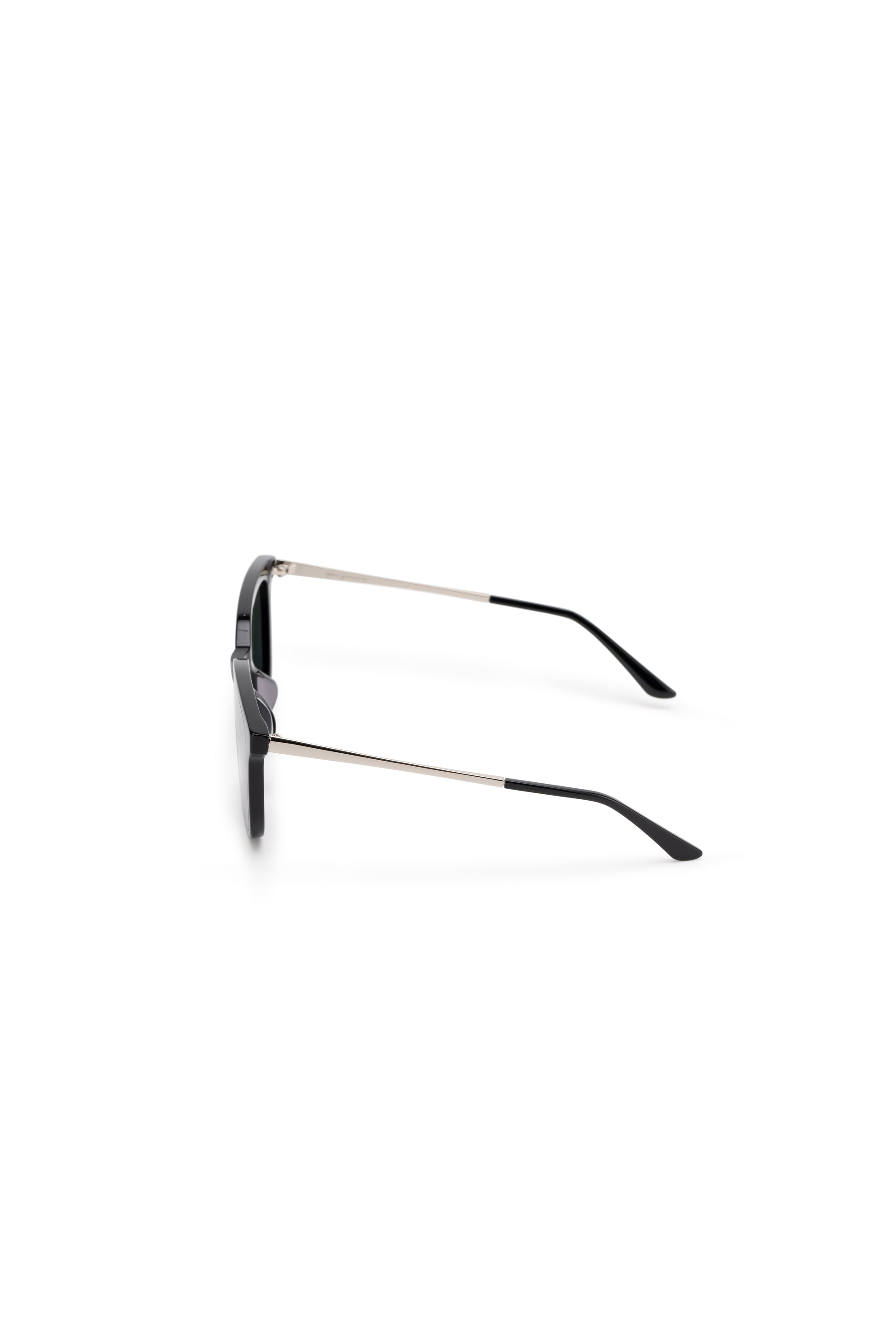Women with hijab in stylish asian fitting Korean Style sunglasses. A pair of square-shaped, Cat-eye sunglasses with a full plastic frame, Metal temples.Womens Asian fitting Sunglasses. Jade in Silver