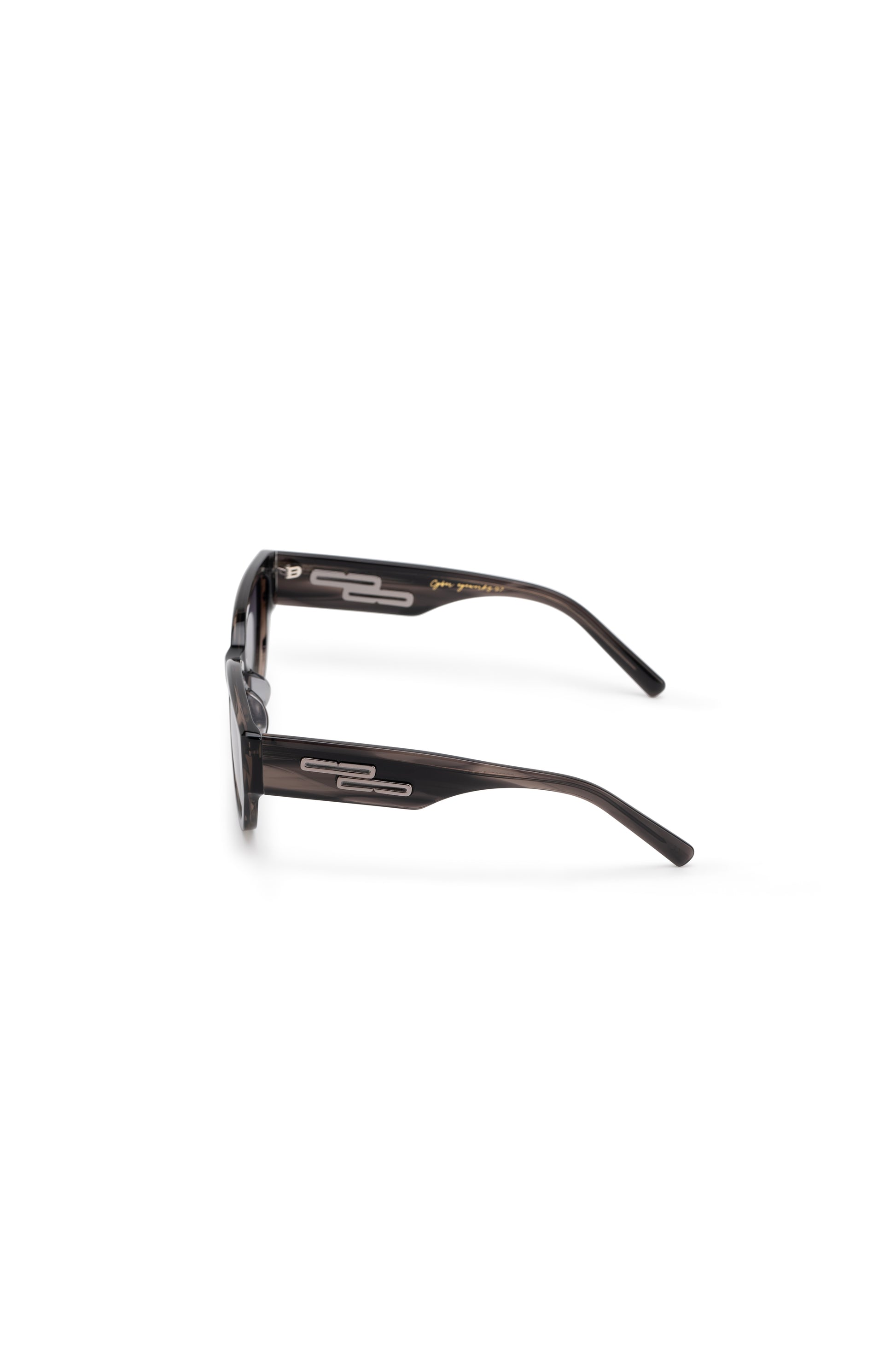Women with hijab in stylish asian fitting sunglasses. A pair of square-shaped, Cat-eye sunglasses with a full plastic frame.Womens Asian fitting Sunglasses. Stacy in Marble Grey - Gradient Lens