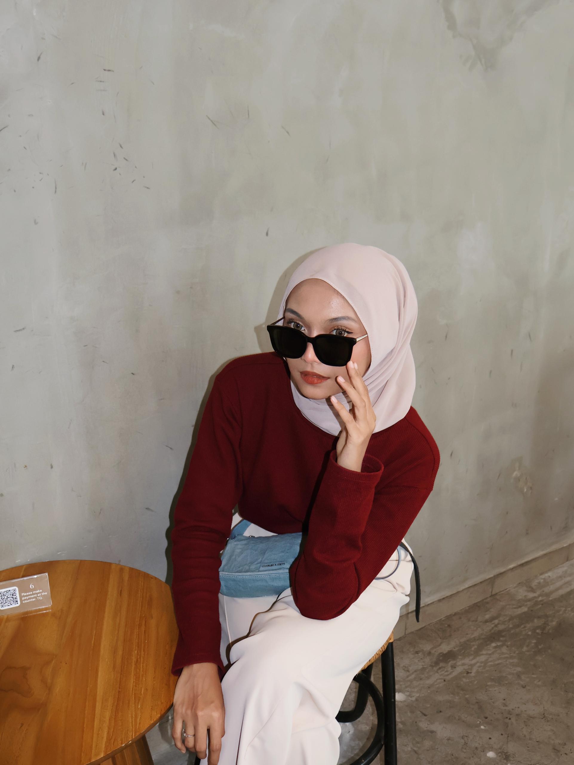Women with hijab in stylish asian fitting Korean Style sunglasses. A pair of square-shaped, Cat-eye sunglasses with a full plastic frame, Metal temples.Womens Asian fitting Sunglasses. Jade in Silver