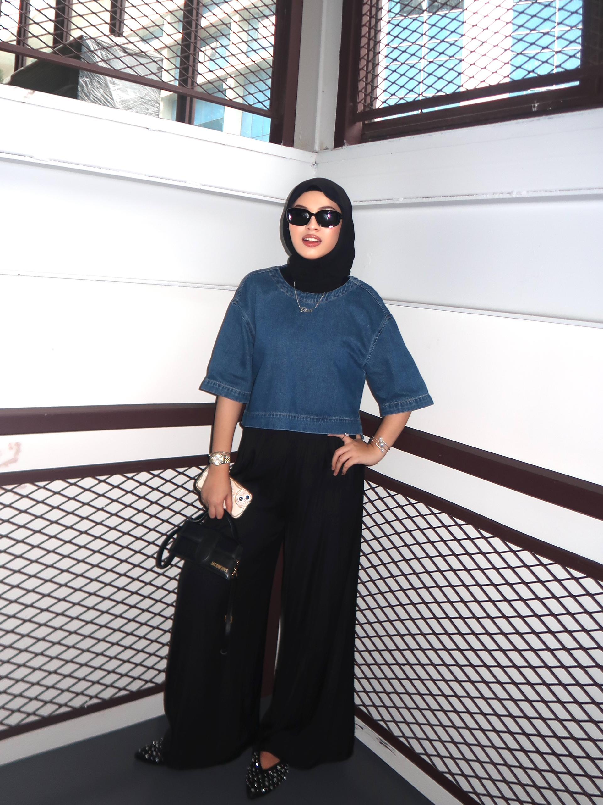 Women with hijab in stylish asian fitting Korean Style Unisex sunglasses. A pair of square-shaped, Cat-eye retro sunglasses with a full plastic frame, .Womens Asian fitting Sunglasses. Icon in Black