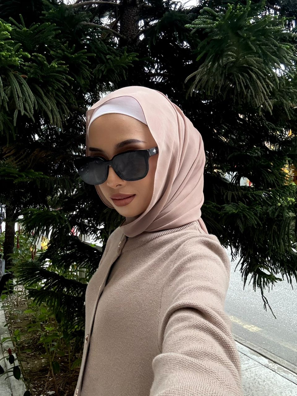 Women with hijab in stylish asian fitting Korean Style Unisex Mens sunglasses. A pair of square-shaped, Cat-eye sunglasses with a full plastic frame, Metal temples.Womens Asian fitting Sunglasses. Han in Transparent Grey 