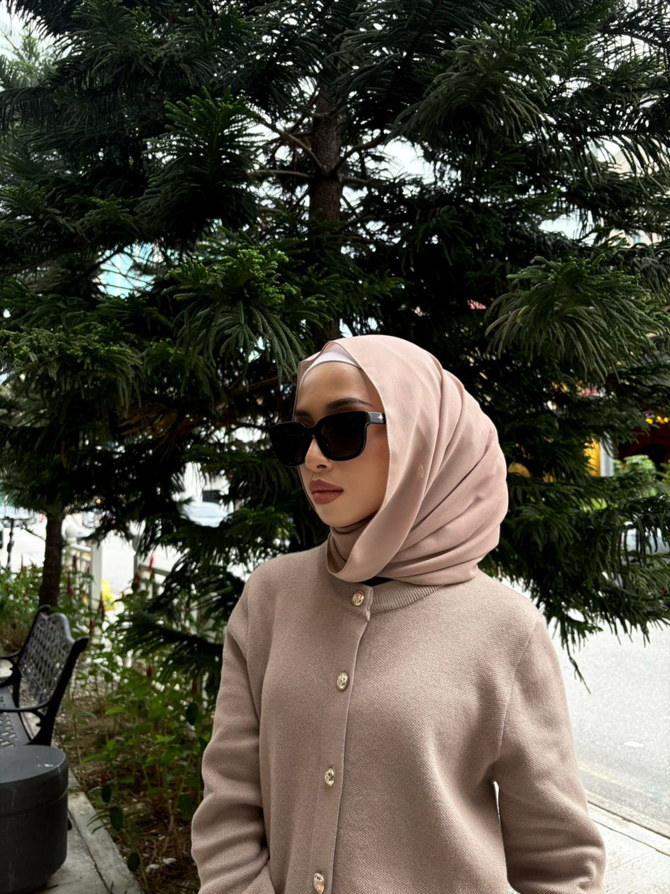 Women with hijab in stylish asian fitting Korean Style Unisex Mens sunglasses. A pair of square-shaped, Cat-eye sunglasses with a full plastic frame, Metal temples.Womens Asian fitting Sunglasses. Han in Transparent Grey 