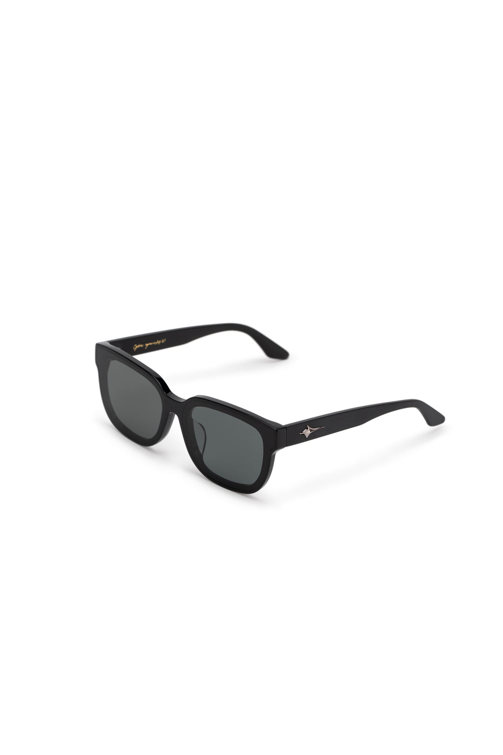 Women with hijab in stylish asian fitting Korean Style Unisex Mens sunglasses. A pair of square-shaped, Cat-eye sunglasses with a full plastic frame, Metal temples.Womens Asian fitting Sunglasses. Han in Matte Black 