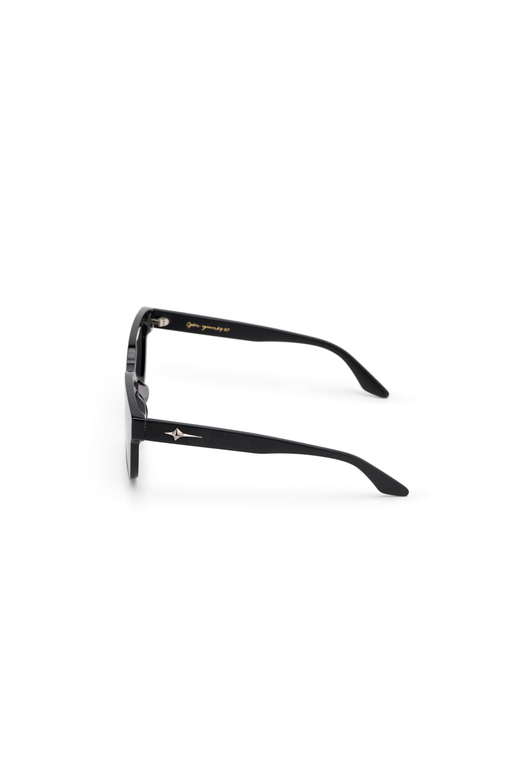 Women with hijab in stylish asian fitting Korean Style Unisex Mens sunglasses. A pair of square-shaped, Cat-eye sunglasses with a full plastic frame, Metal temples.Womens Asian fitting Sunglasses. Han in Matte Black 