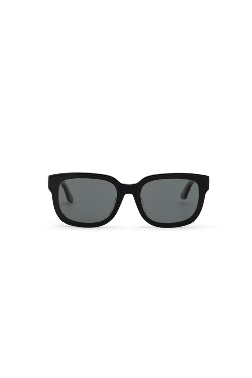 Women with hijab in stylish asian fitting Korean Style Unisex Mens sunglasses. A pair of square-shaped, Cat-eye sunglasses with a full plastic frame, Metal temples.Womens Asian fitting Sunglasses. Han in Transparent Grey 