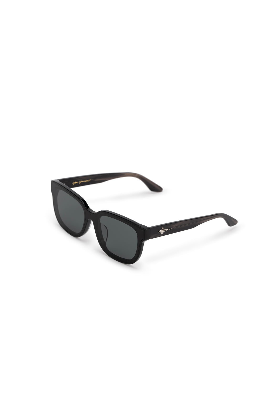 Women with hijab in stylish asian fitting Korean Style Unisex Mens sunglasses. A pair of square-shaped, Cat-eye sunglasses with a full plastic frame, Metal temples.Womens Asian fitting Sunglasses. Han in Transparent Grey 