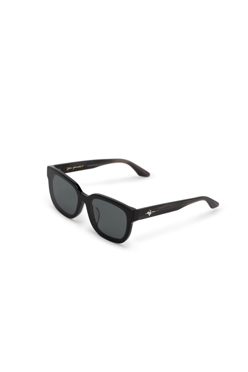 Women with hijab in stylish asian fitting Korean Style Unisex Mens sunglasses. A pair of square-shaped, Cat-eye sunglasses with a full plastic frame, Metal temples.Womens Asian fitting Sunglasses. Han in Transparent Grey 