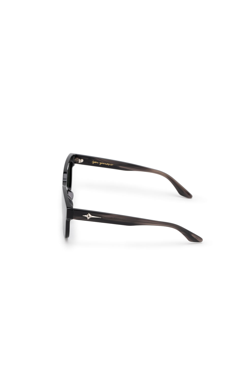 Women with hijab in stylish asian fitting Korean Style Unisex Mens sunglasses. A pair of square-shaped, Cat-eye sunglasses with a full plastic frame, Metal temples.Womens Asian fitting Sunglasses. Han in Transparent Grey 