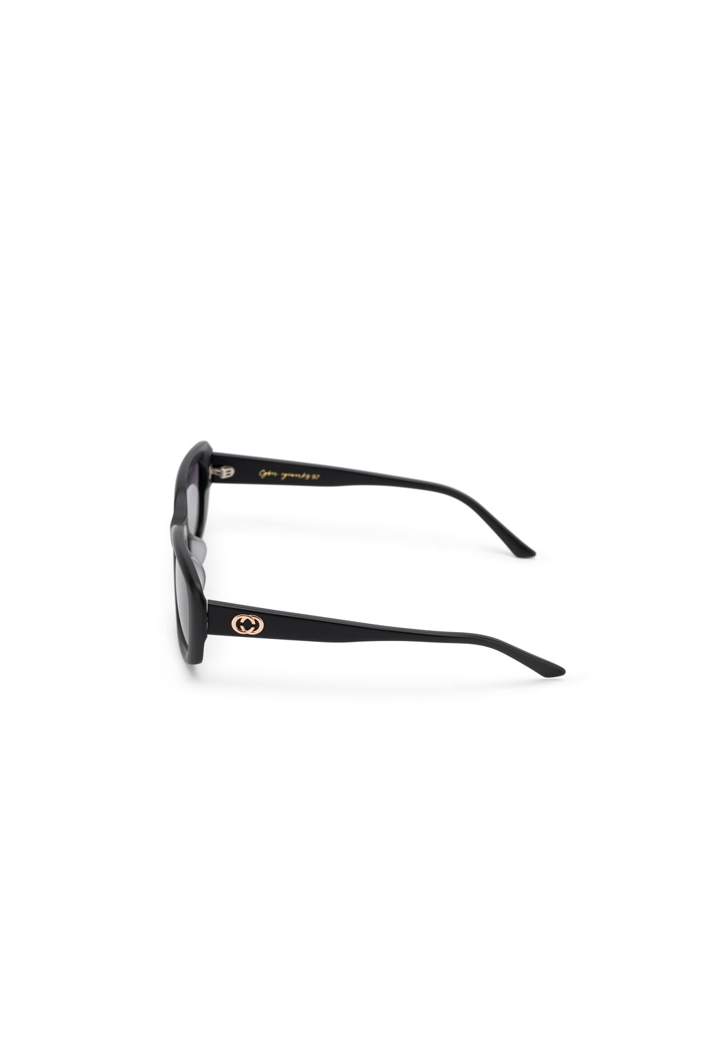Women with hijab in stylish asian fitting Korean Style Unisex sunglasses. A pair of square-shaped, Cat-eye retro sunglasses with a full plastic frame, .Womens Asian fitting Sunglasses. Icon in Matte - Gradient Lens 