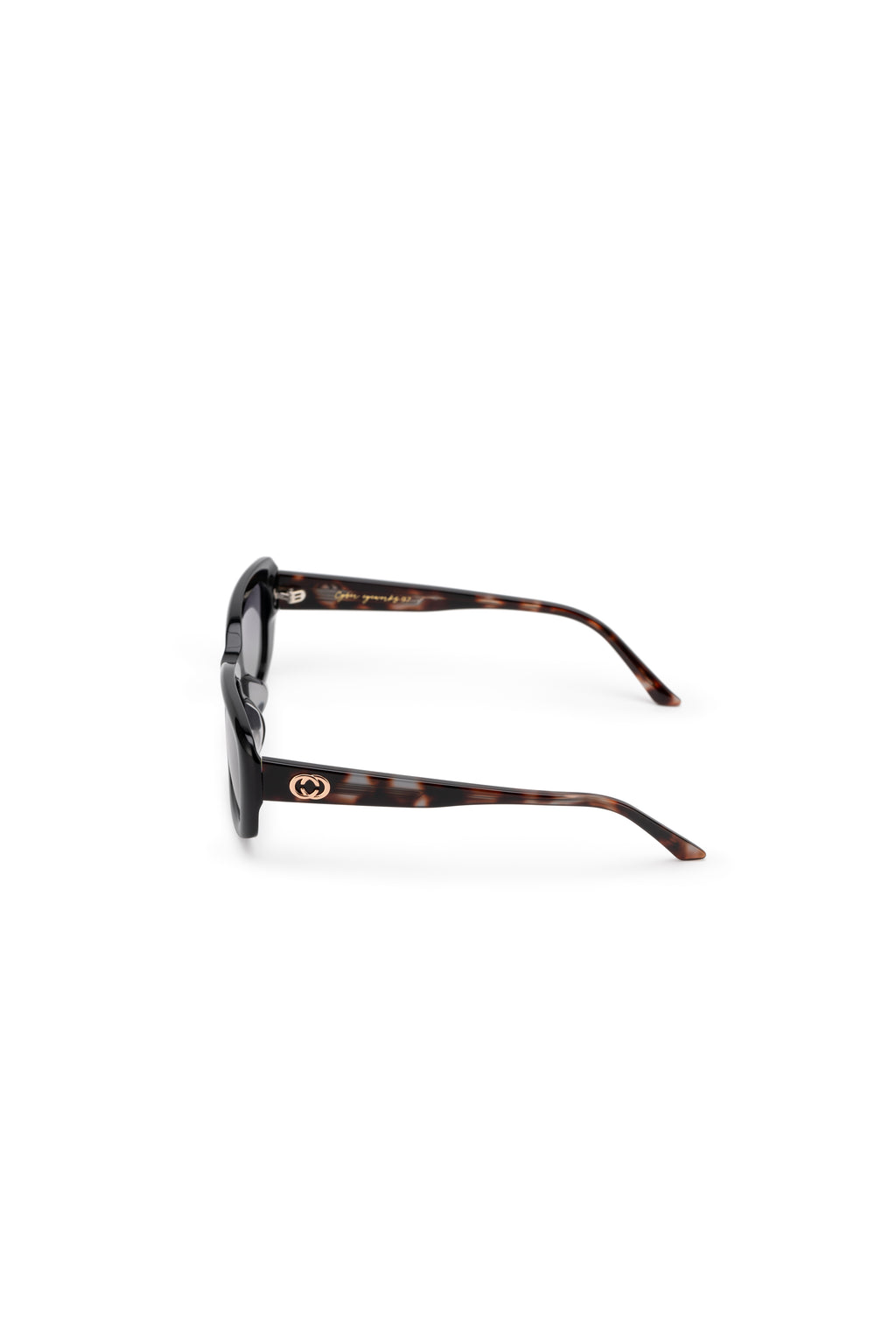 Women with hijab in stylish asian fitting Korean Style Unisex sunglasses. A pair of square-shaped, Cat-eye retro sunglasses with a full plastic frame, .Womens Asian fitting Sunglasses. Icon in Havana - Gradient Lens 