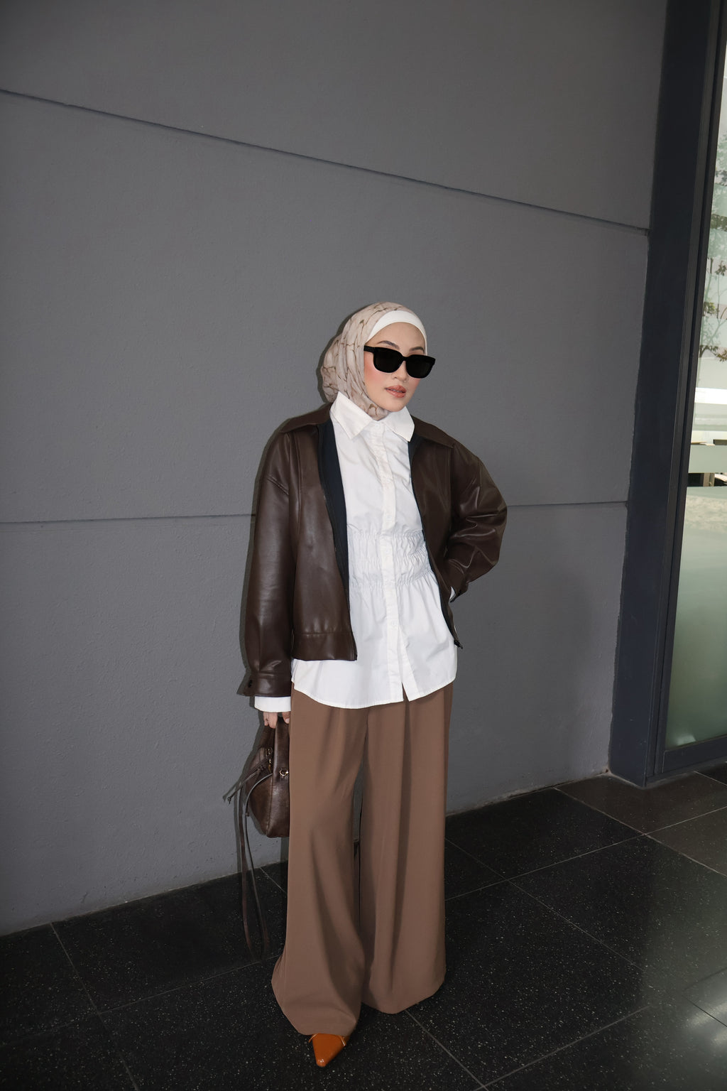 Women with hijab in stylish asian fitting Korean Style Unisex Mens sunglasses. A pair of square-shaped, Cat-eye sunglasses with a full plastic frame, Metal temples.Womens Asian fitting Sunglasses. Han in Black - Black Lens