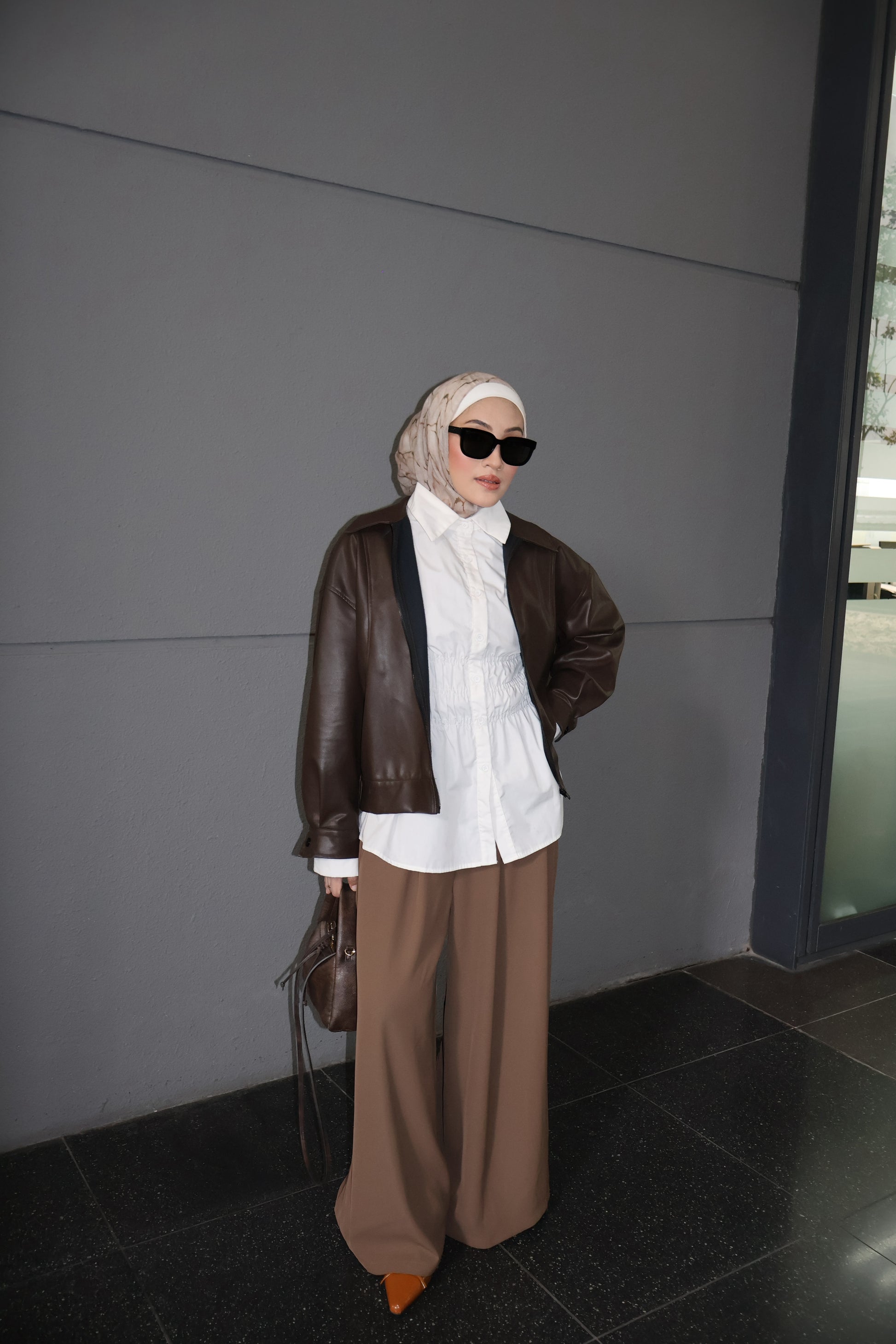Women with hijab in stylish asian fitting Korean Style Unisex Mens sunglasses. A pair of square-shaped, Cat-eye sunglasses with a full plastic frame, Metal temples.Womens Asian fitting Sunglasses. Han in Black - Black Lens