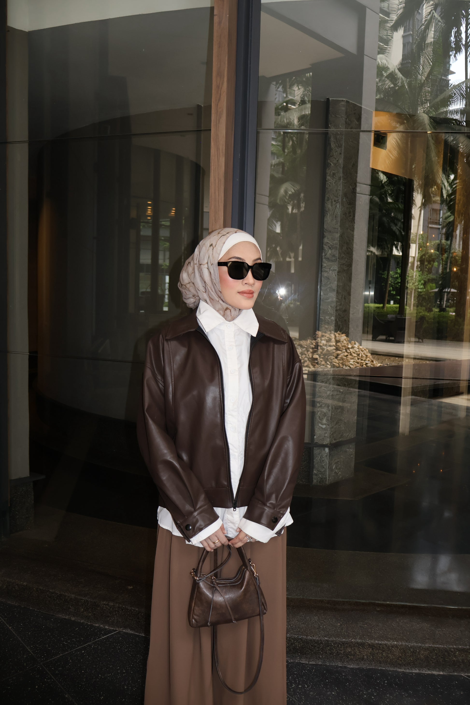 Women with hijab in stylish asian fitting Korean Style Unisex Mens sunglasses. A pair of square-shaped, Cat-eye sunglasses with a full plastic frame, Metal temples.Womens Asian fitting Sunglasses. Han in Black - Black Lens