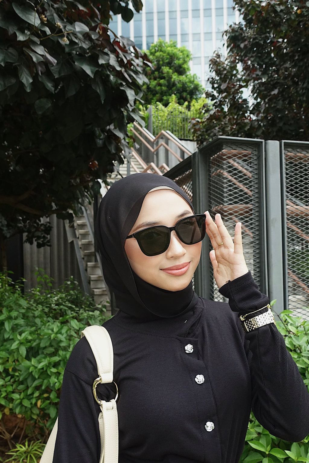 Women with hijab in stylish asian fitting Korean Style sunglasses. A pair of square-shaped, Cat-eye sunglasses with a full plastic frame, Metal temples.Womens Asian fitting Sunglasses. Jade in Rose Gold 