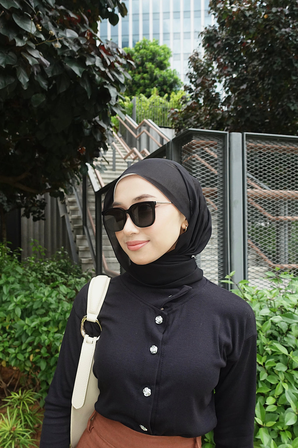 Women with hijab in stylish asian fitting Korean Style sunglasses. A pair of square-shaped, Cat-eye sunglasses with a full plastic frame, Metal temples.Womens Asian fitting Sunglasses. Jade in Rose Gold 