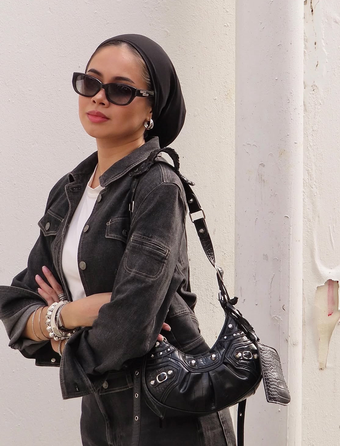 Women with hijab in stylish asian fitting sunglasses. A pair of square-shaped, green-tinted sunglasses with a full plastic frame.Womens Asian fitting Sunglasses. Ruby in Marble Grey - Gradient Lens 