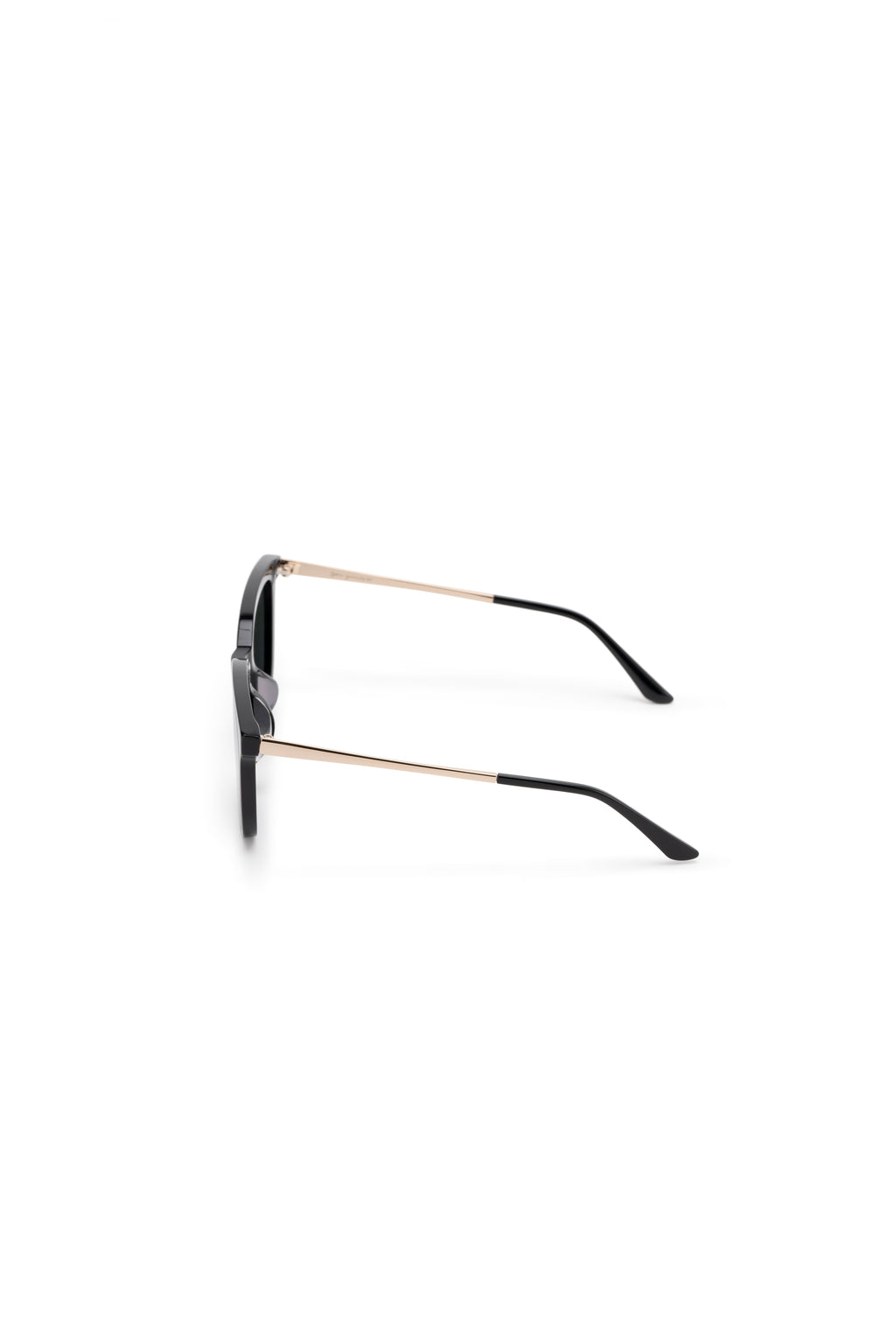 Women with hijab in stylish asian fitting Korean Style sunglasses. A pair of square-shaped, Cat-eye sunglasses with a full plastic frame, Metal temples.Womens Asian fitting Sunglasses. Jade in Gold