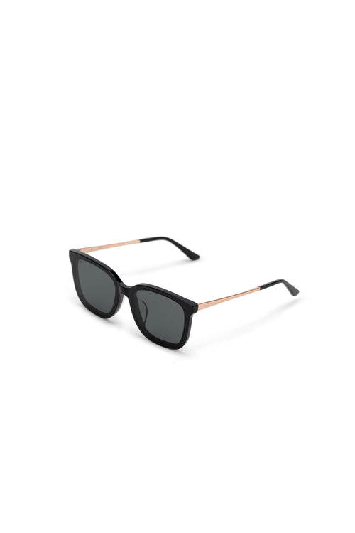 Women with hijab in stylish asian fitting Korean Style sunglasses. A pair of square-shaped, Cat-eye sunglasses with a full plastic frame, Metal temples.Womens Asian fitting Sunglasses. Jade in Rose Gold 