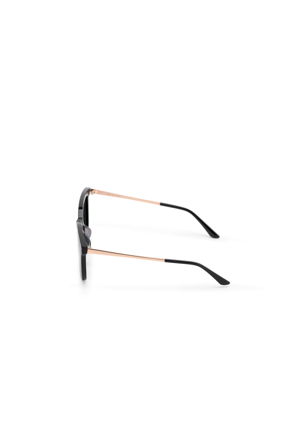 Women with hijab in stylish asian fitting Korean Style sunglasses. A pair of square-shaped, Cat-eye sunglasses with a full plastic frame, Metal temples.Womens Asian fitting Sunglasses. Jade in Rose Gold 