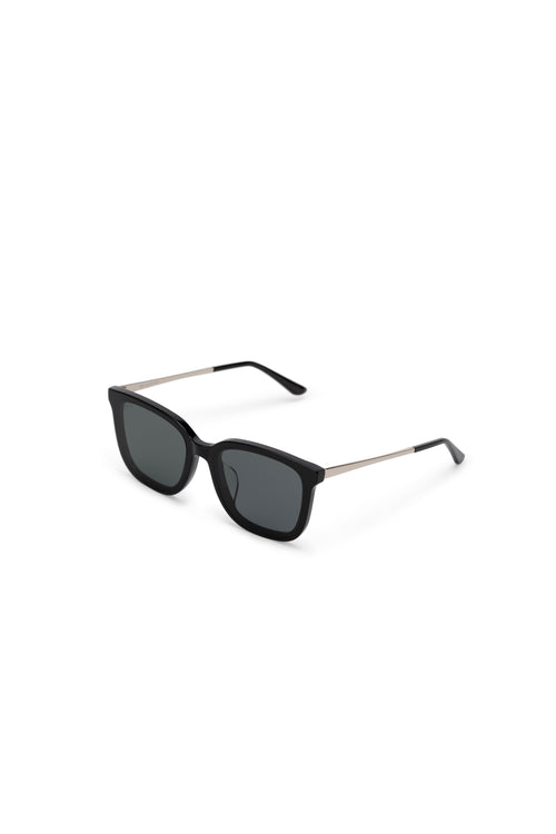 Women with hijab in stylish asian fitting Korean Style sunglasses. A pair of square-shaped, Cat-eye sunglasses with a full plastic frame, Metal temples.Womens Asian fitting Sunglasses. Jade in Silver