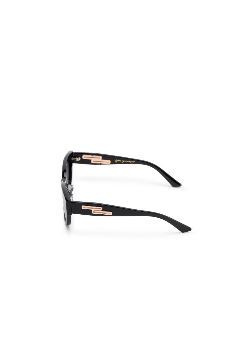 Women with hijab in stylish asian fitting sunglasses. A pair of square-shaped, green-tinted sunglasses with a full plastic frame.Womens Asian fitting Sunglasses. Ruby in Black - Gradient Lens 
