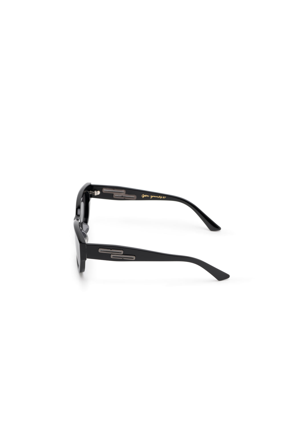 Women with hijab in stylish asian fitting sunglasses. A pair of square-shaped, green-tinted sunglasses with a full plastic frame.Womens Asian fitting Sunglasses. Ruby in Black - Black Lens 