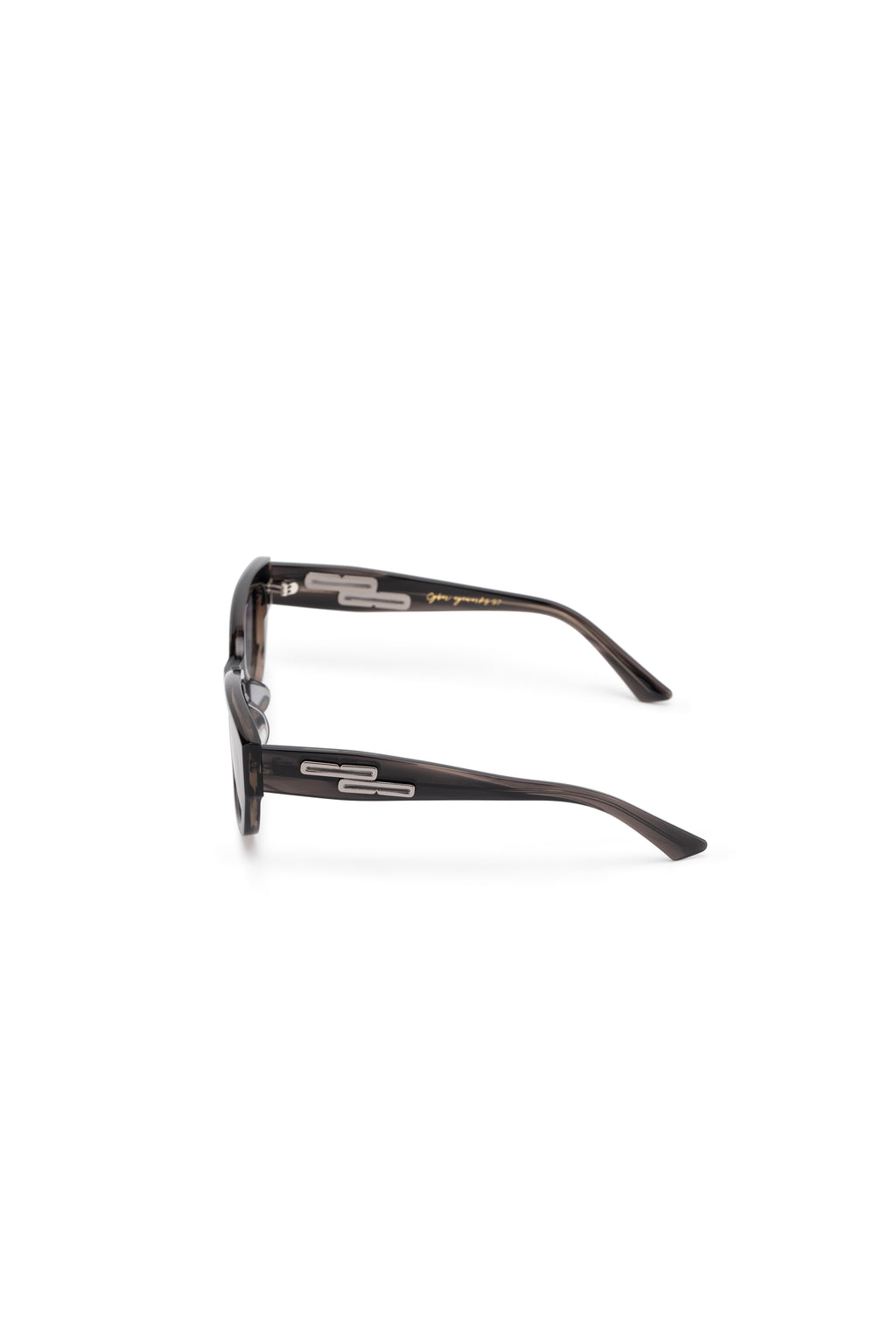 Women with hijab in stylish asian fitting sunglasses. A pair of square-shaped, green-tinted sunglasses with a full plastic frame.Womens Asian fitting Sunglasses. Ruby in Marble Grey - Gradient Lens 