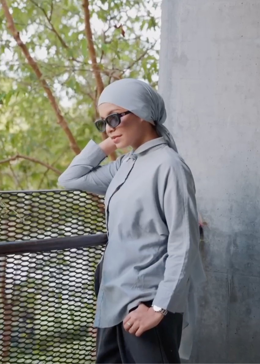 Women with hijab in stylish asian fitting Korean Style Unisex sunglasses. A pair of square-shaped, Cat-eye retro sunglasses with a full plastic frame, .Womens Asian fitting Sunglasses. Icon in Matte - Gradient Lens 