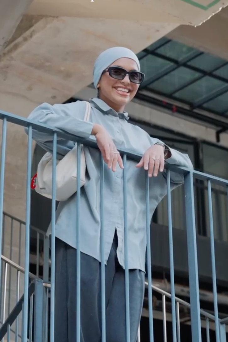 Women with hijab in stylish asian fitting Korean Style Unisex sunglasses. A pair of square-shaped, Cat-eye retro sunglasses with a full plastic frame, .Womens Asian fitting Sunglasses. Icon in Matte - Gradient Lens 