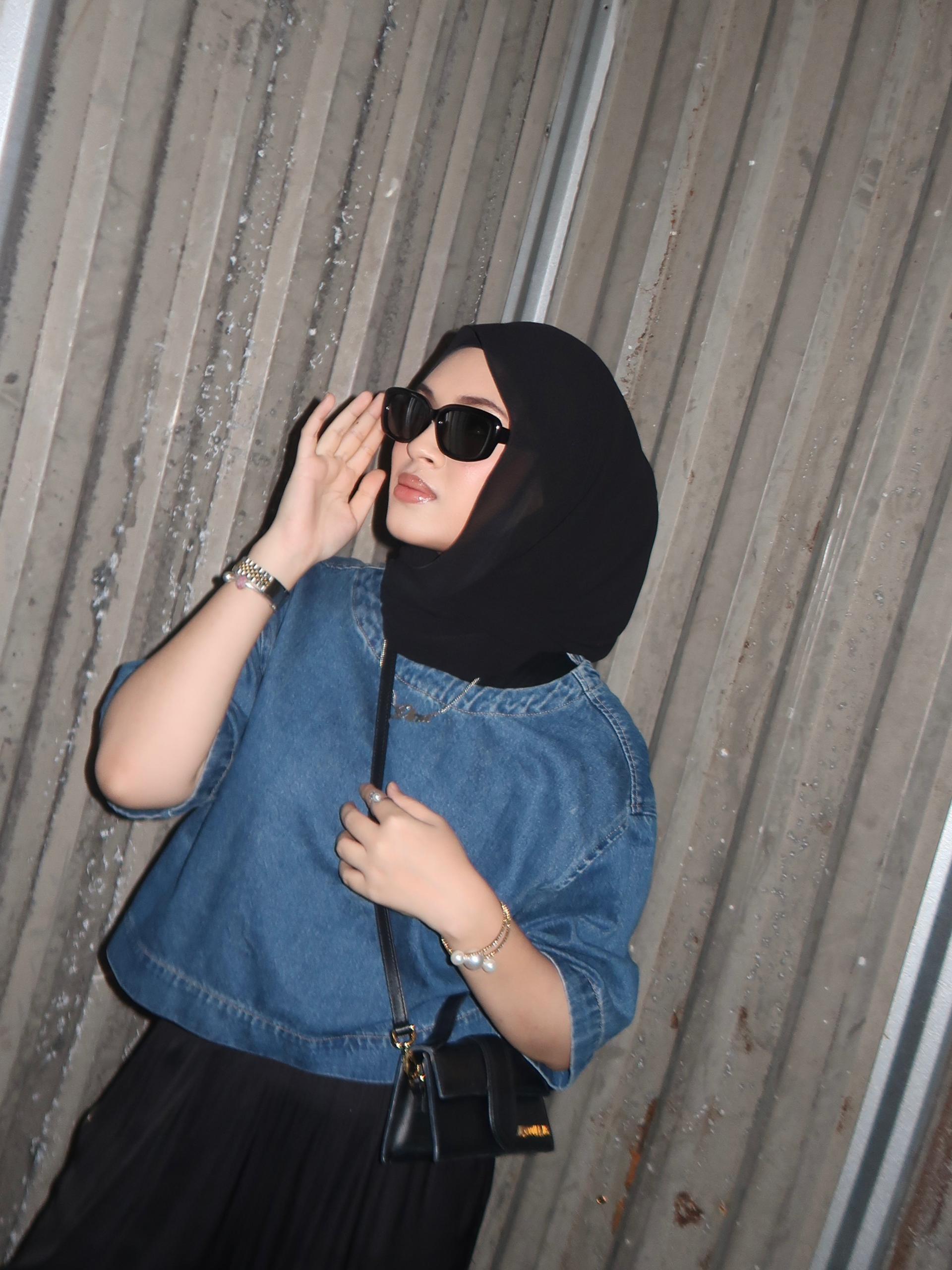 Women with hijab in stylish asian fitting Korean Style Unisex sunglasses. A pair of square-shaped, Cat-eye retro sunglasses with a full plastic frame, .Womens Asian fitting Sunglasses. Icon in Black