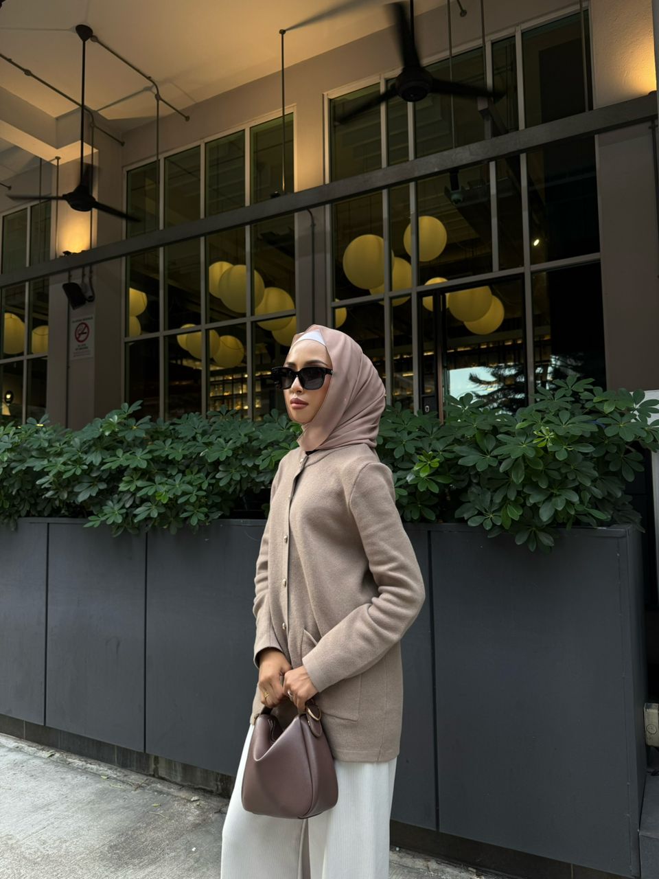 Women with hijab in stylish asian fitting Korean Style Unisex Mens sunglasses. A pair of square-shaped, Cat-eye sunglasses with a full plastic frame, Metal temples.Womens Asian fitting Sunglasses. Han in Transparent Grey 